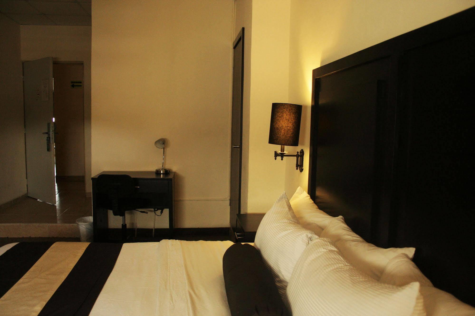 Hotel El Camino Inn & Suites Reynosa Extérieur photo