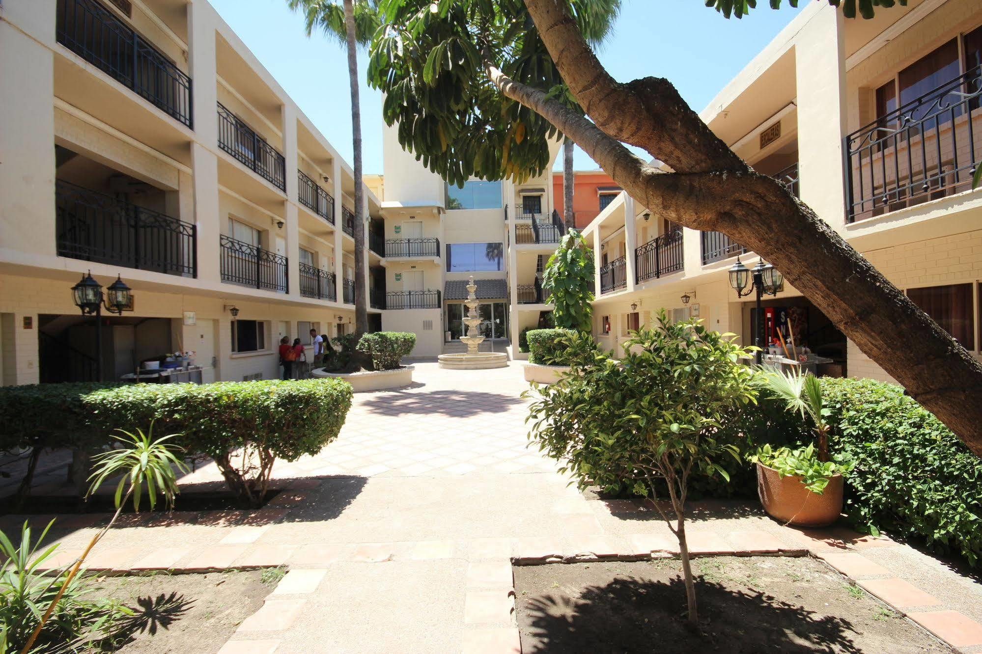 Hotel El Camino Inn & Suites Reynosa Extérieur photo